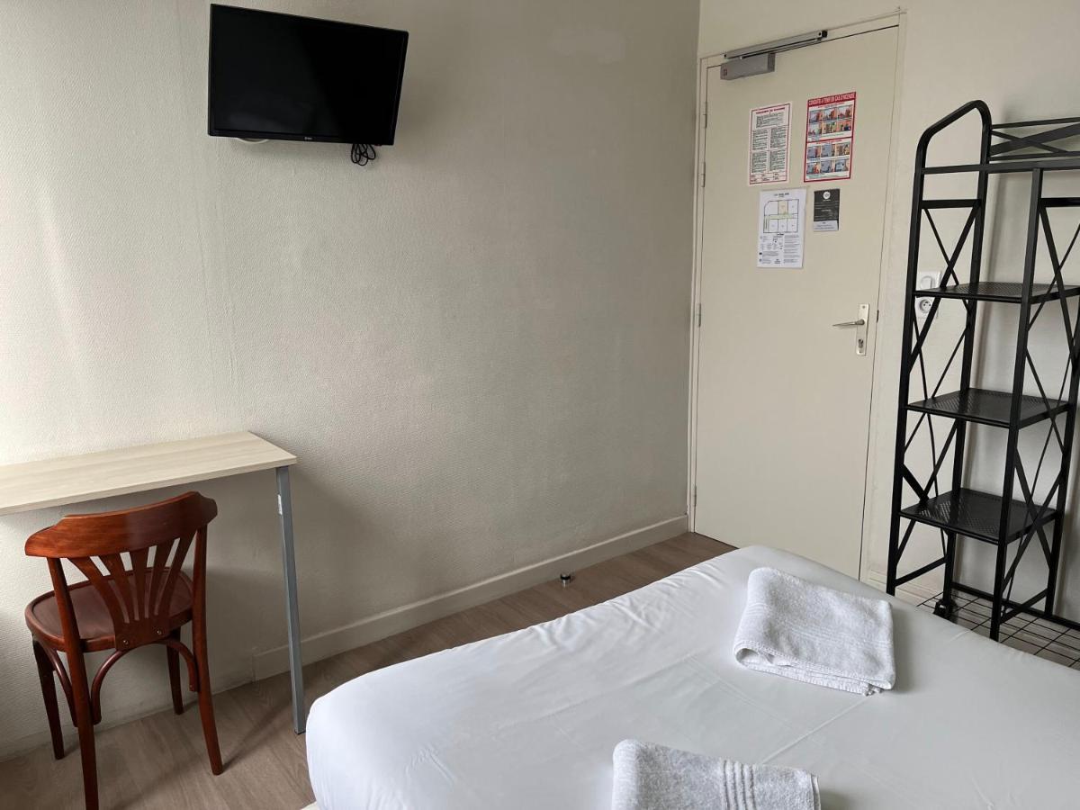 Aux Bons Amis Hotel
